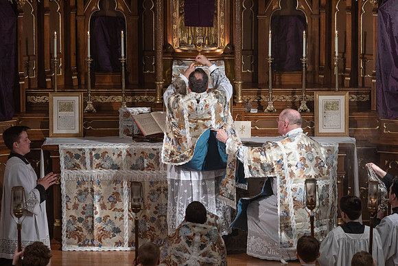 Traditional Latin Mass, elevation of the chalice